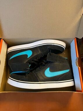 Nike Ruckus Mid sneakers